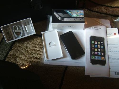 Apple iPhone 4 32GB Black/White Unlocked